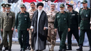 খামেনির দিকে হাত বাড়ালে সেই হাত কেটে ফেলা হবে: ইরান সেনাবাহিনী